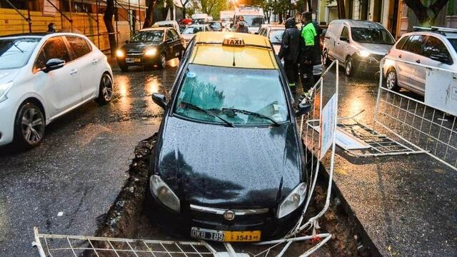 En medio de un temporal de lluvia un taxi terminó en un pozo de ASSA
