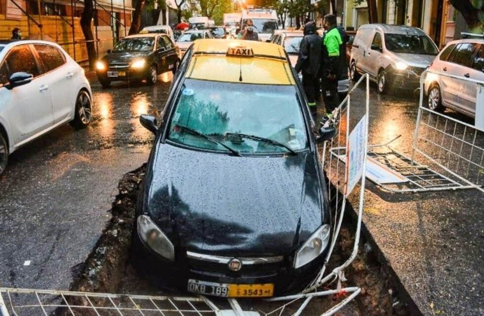 En medio del temporal un taxi cayó en un pozo de Aguas