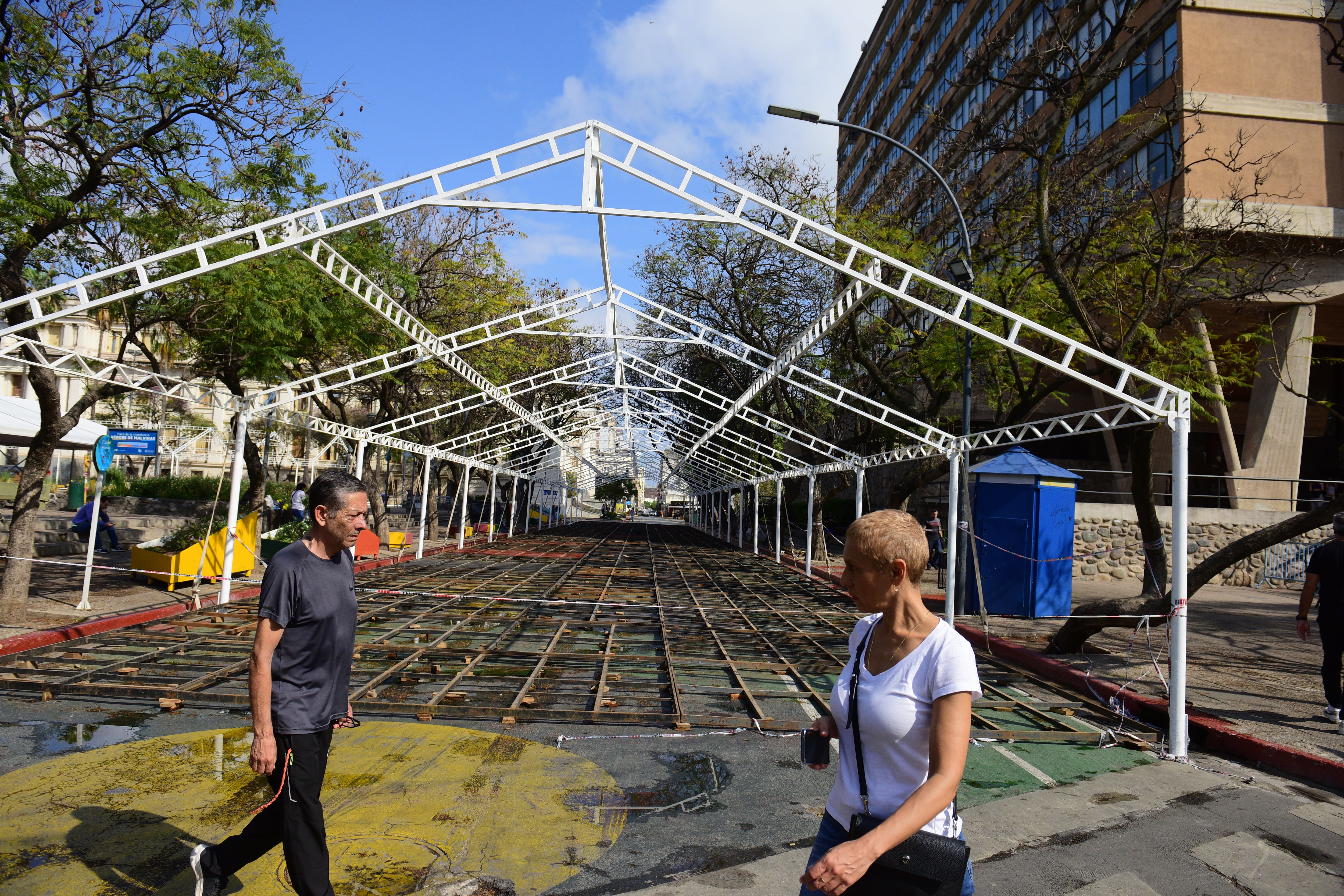 Armado de las carpas para la Feria del Libro 2025 en la Plaza de la Intendencia. (José Gabriel Hernández / La Voz)