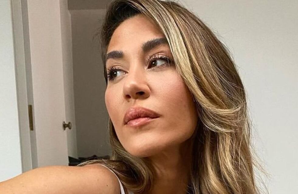 Jimena Barón posó en una microbikini negra y derritió la nieve de la Patagonia