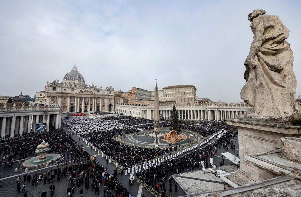 Con una misa multitudinaria, el Papa despide a Benedicto XVI en la basílica de San Pedro