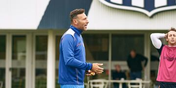 Walter Ribonetto entrena al plantel de Talleres y probó con dos formaciones (Prensa Talleres).