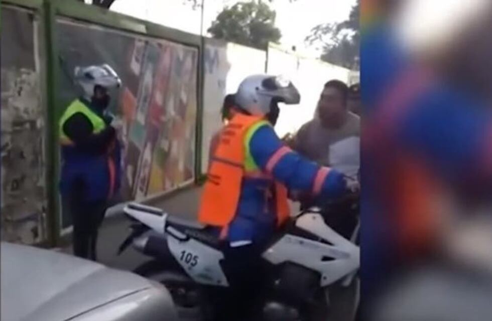 Un hombre golpeó a un inspector de tránsito porque multó a su hijo