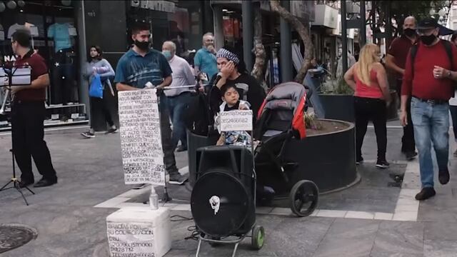 Gabriela Hernández hace "karaoke" en la esquina de 9 de Julio y San Martín.