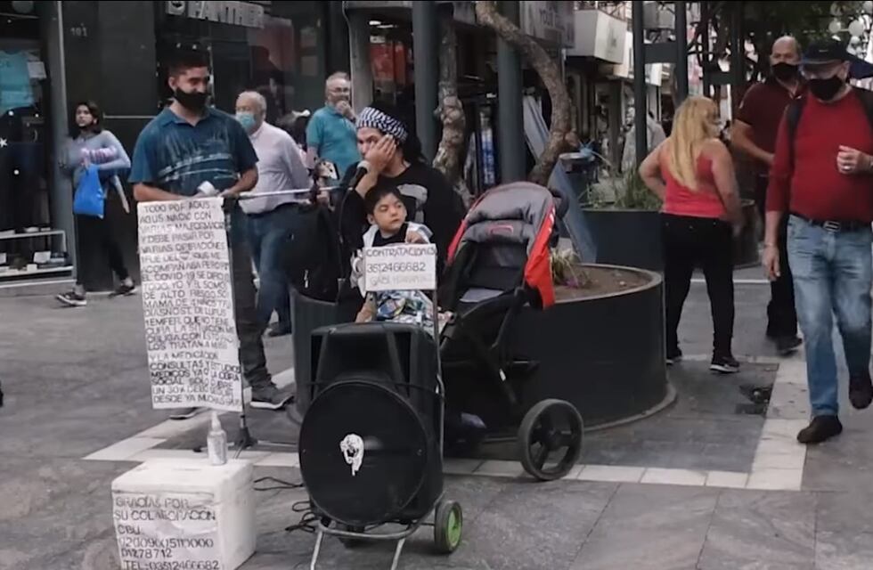 El emotivo gesto de la Banda de la Policía con una cantante de la peatonal cordobesa