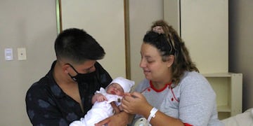 Los felices padres, Germán Ortiz y Camila Cameruccio junto a Juana, la primera bebé que nació en San Rafael este 2021. Gentileza