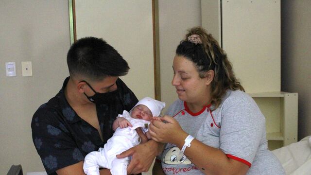 Los felices padres, Germán Ortiz y Camila Cameruccio junto a Juana, la primera bebé que nació en San Rafael este 2021. Gentileza