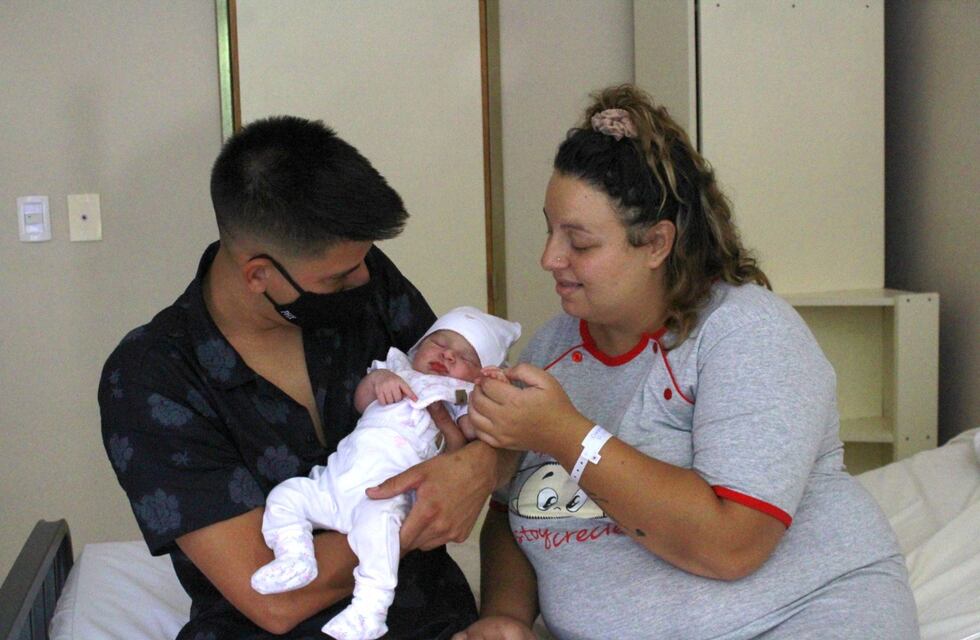 Una niña y un niño, los primeros en nacer en el hospital Schestakow