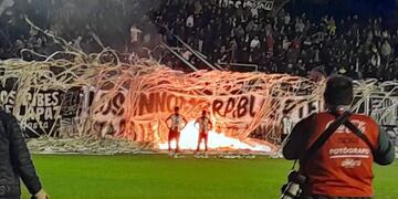 Insólito incendio en cancha de Cipolletti.