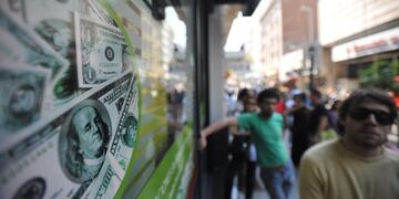 Otra nueva baja del dólar redujo la brecha a 8%. (Antonio Carrizo/Archivo).