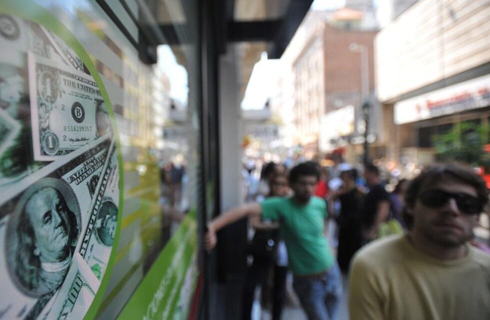Otra nueva baja del dólar redujo la brecha a 8%
