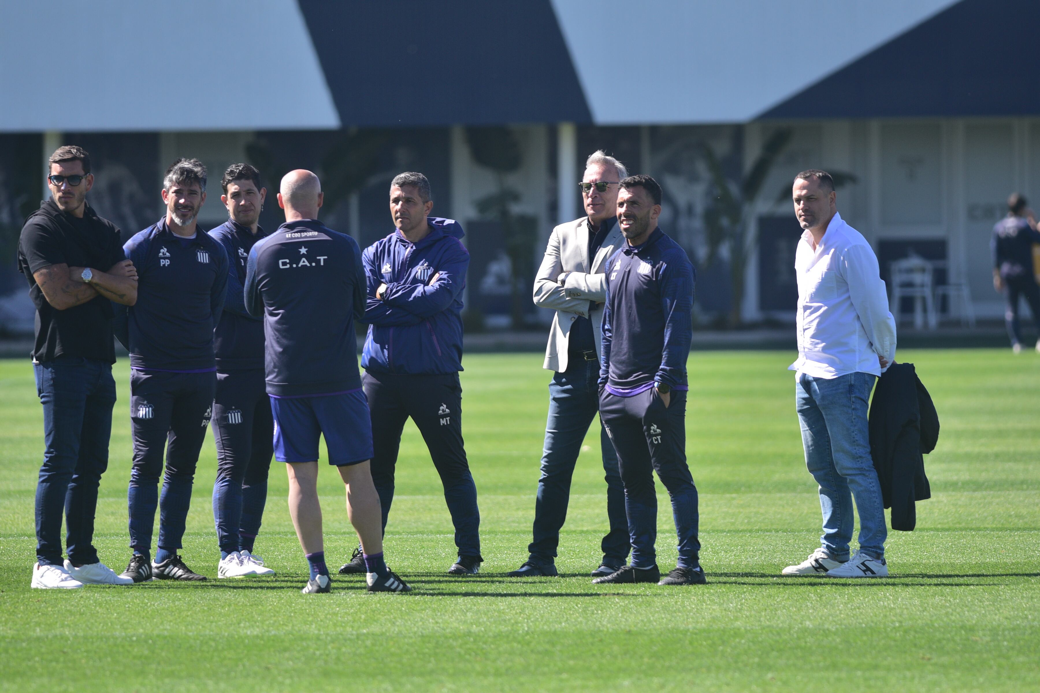 El presidente Andrés Fassi en el entrenamiento junto al entrenador Carlos Tevez. (Pedro Castillo / La Voz)