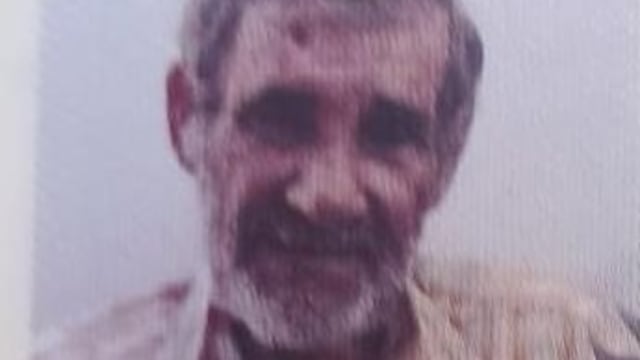 Champe mide aproximadamente 1,60 metros de altura, tez trigueña y cabellos canosos.