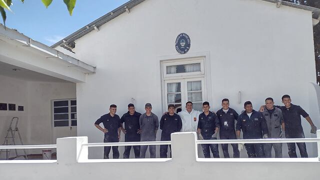 Personal del ARA Punta Alta hizo tareas de mantenimiento en la Escuela N° 5 de Bajo Hondo.