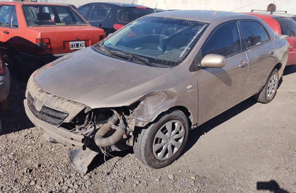 Robaron un auto de una concesionaria en Córdoba y se tirotearon con policías