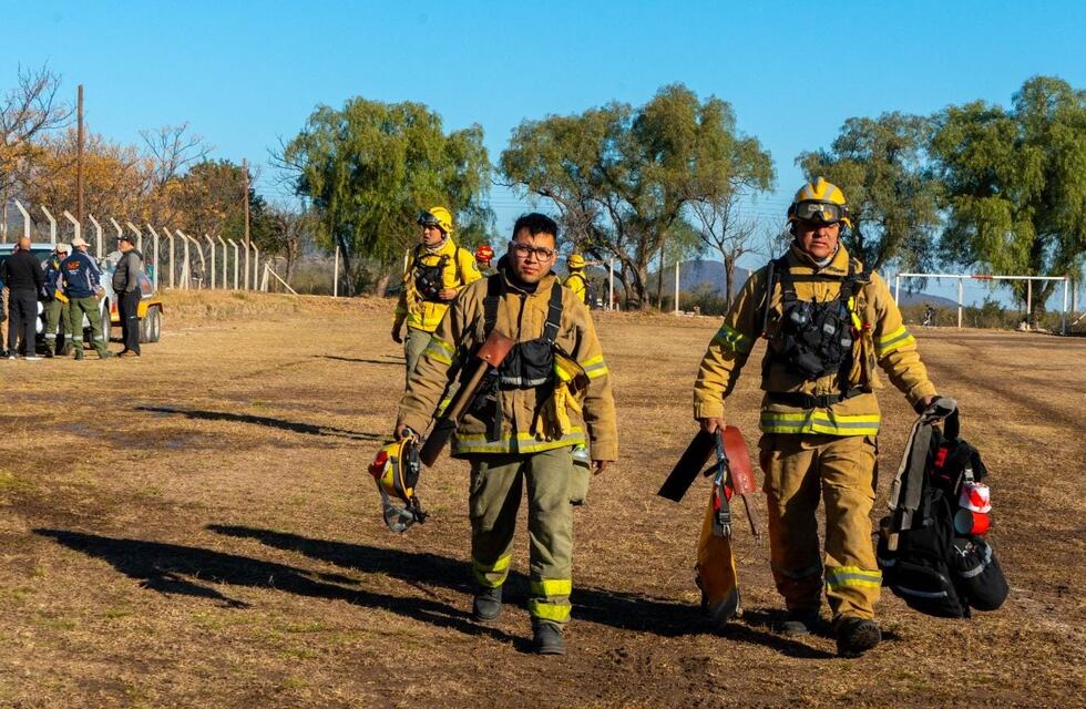 Bomberos de Córdoba contuvieron el incendio al norte de Totoral, pero esperan un día complicado