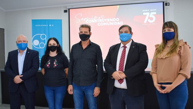 Estuvieron presentes el Secretario General, Darío Cocco, acompañado de integrantes de la Comisión Directiva; y por la UNL, el rector Enrique Mammarella, el Secretario General Adrián Bollati y la Coordinadora de la Sede Rafaela-Sunchales, Mariel Pereyra.