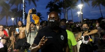 El descontrol en las calles de Miami Beach generó que se establezca el toque de queda.
