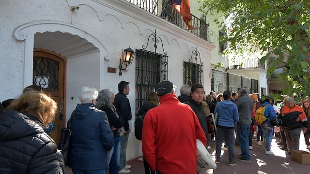 Filas para iniciar los trámites y obtener la ciudadanía en el consulado de España en Mendoza