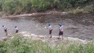 INTENSA BÚSQUEDA EN EL RÍO COSQUÍN TRAS LA DENUNCIA DE DOS ADOLESCENTES