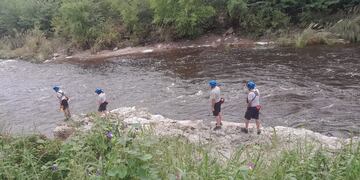 INTENSA BÚSQUEDA EN EL RÍO COSQUÍN TRAS LA DENUNCIA DE DOS ADOLESCENTES