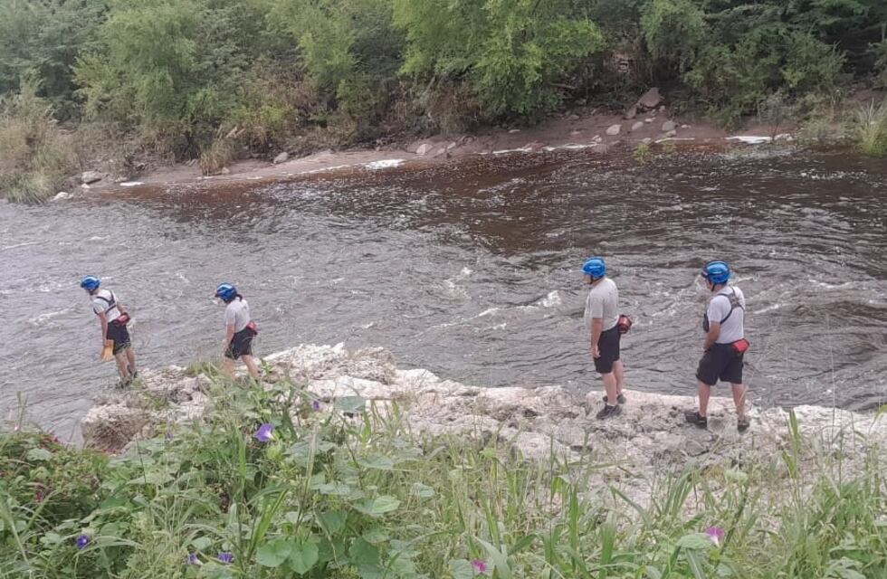 Intensa búsqueda en el río Cosquín tras la denuncia de dos adolescentes