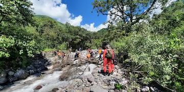 Personal especializado de la Policía de Jujuy trabaja con baqueanos en los casos de rescate de personas en zonas  de difícil acceso.