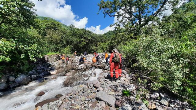 Personal especializado de la Policía de Jujuy trabaja con baqueanos en los casos de rescate de personas en zonas  de difícil acceso.
