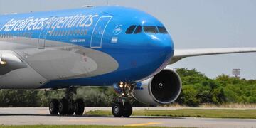 Un avión con destino a Chubut tuvo que aterrizar de emergencia porque a un pasajero le explotó el cargador del celular. (Prensa Aerolíneas Argentinas)