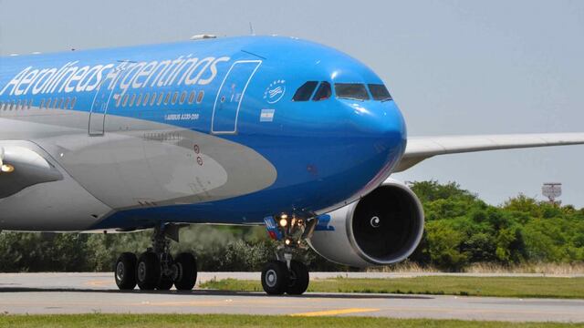 Un avión con destino a Chubut tuvo que aterrizar de emergencia porque a un pasajero le explotó el cargador del celular. (Prensa Aerolíneas Argentinas)
