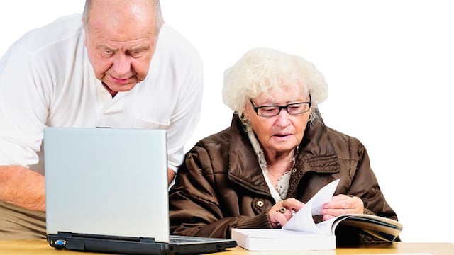 Con la pandemia, las adultos mayores debieron amigarse con la tecnología para hacer trámites.
