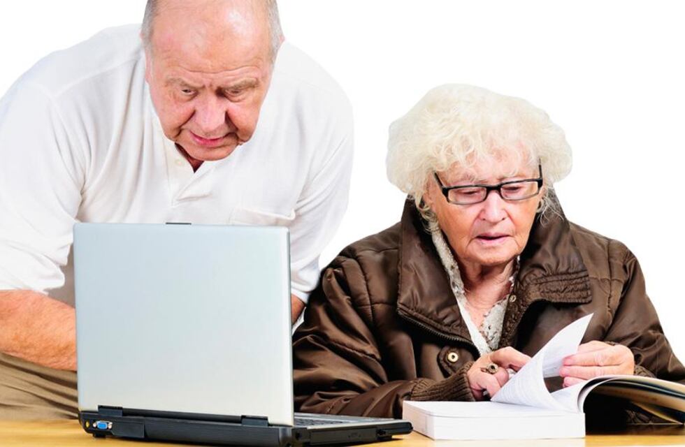 Adultos mayores y la tecnología: la complicación de lidiar con el mundo virtual