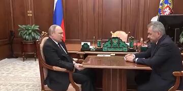 Un vídeo muestra a Putin desmejorado, encorvado y agarrado fuertemente a una mesa, lo cual inició los rumores sobre una posible enfermedad.