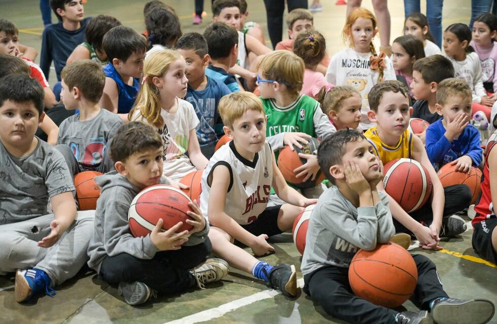 La Municipalidad de Arroyito se reunió con referentes del fútbol local y entregó dinero a clubes y subcomisiones