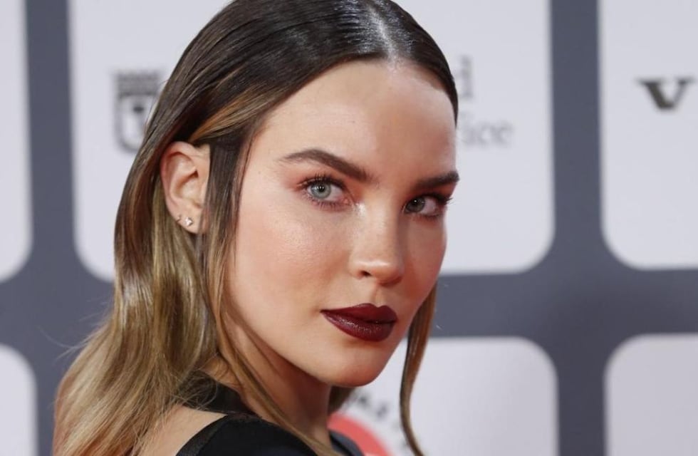 Belinda apostó por medias y portaligas en color cherry pie y consiguió el look más trendy y sexy