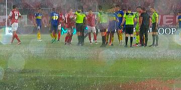 Un diluvio obligó a interrumpir el Independiente-Boca. Lo reanudaron y terminaron 2 a 2 (Captura TV).