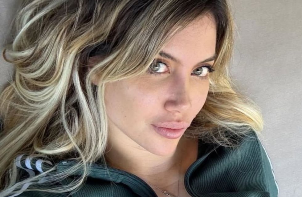 Wanda Nara miró a cámara y desató pasiones con un top ultra diminuto y super escotado