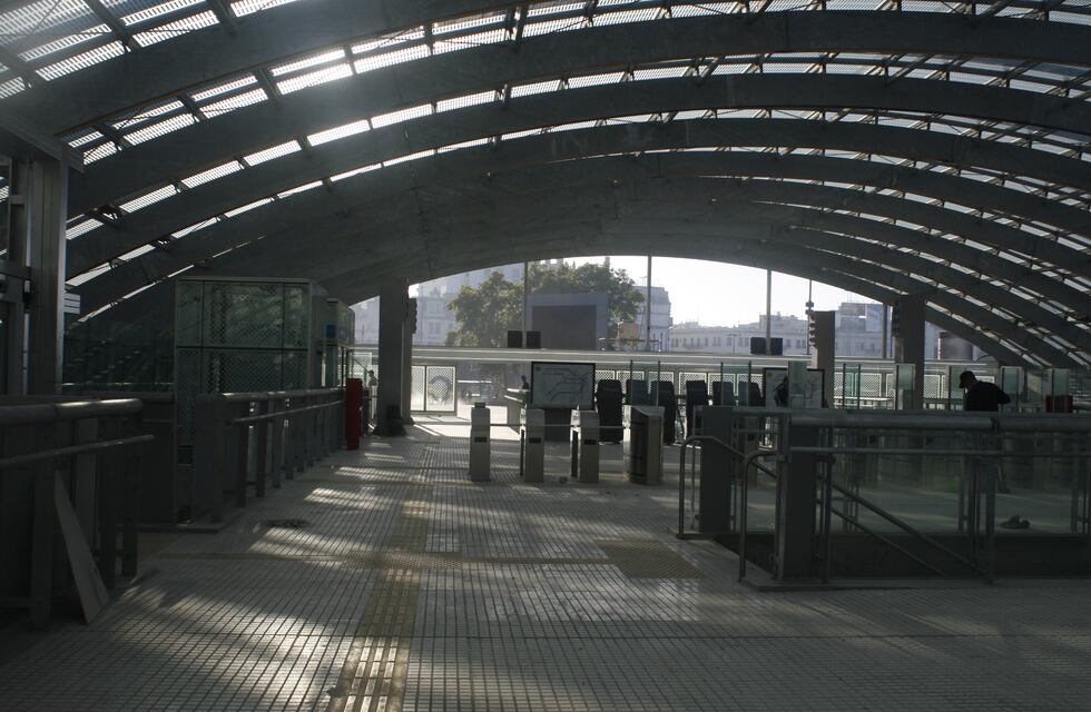 Video: un hombre robó en Constitución y un grupo de pasajeros lo lincharon hasta que fue detenido por la policía
