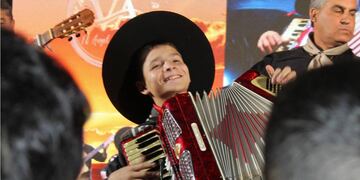 El adolescente es la estrella del cojunto musical que integra su padre.