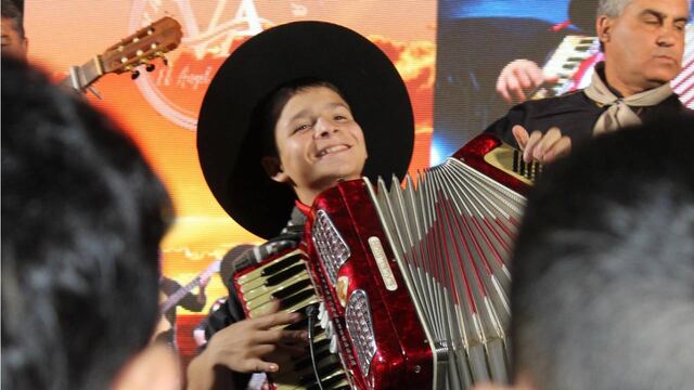 El adolescente es la estrella del cojunto musical que integra su padre.