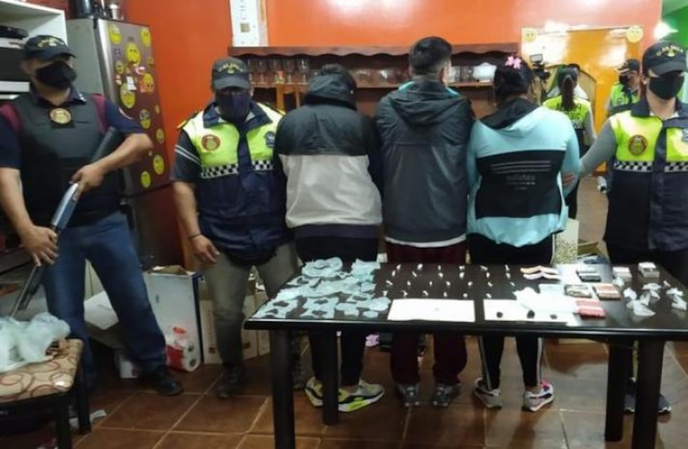 Una familia fue aprehendida por vender drogas en una verdulería