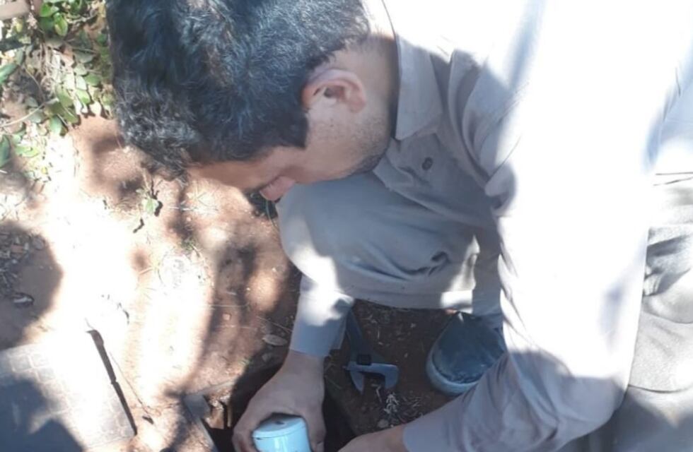 Ante la ola de robos, instalan medidores nuevos asegurados con concreto