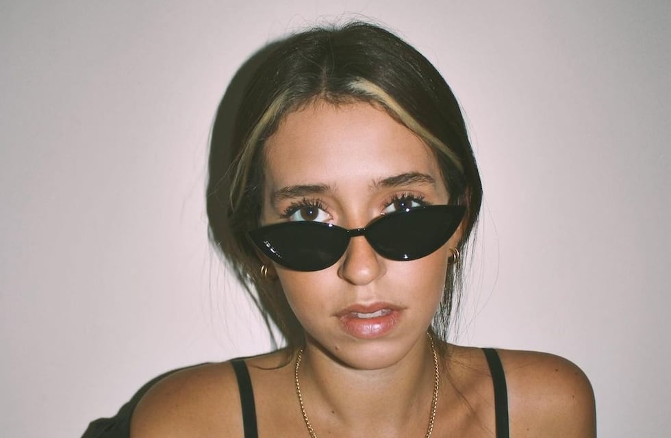 Leticia Siciliani tomó sol en top y quedó al borde de la censura