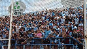 Los hinchas de Racing podrían viajar para el partido interzonal contra Estudiantes de Río Cuarto (Christian Luna / La Voz)