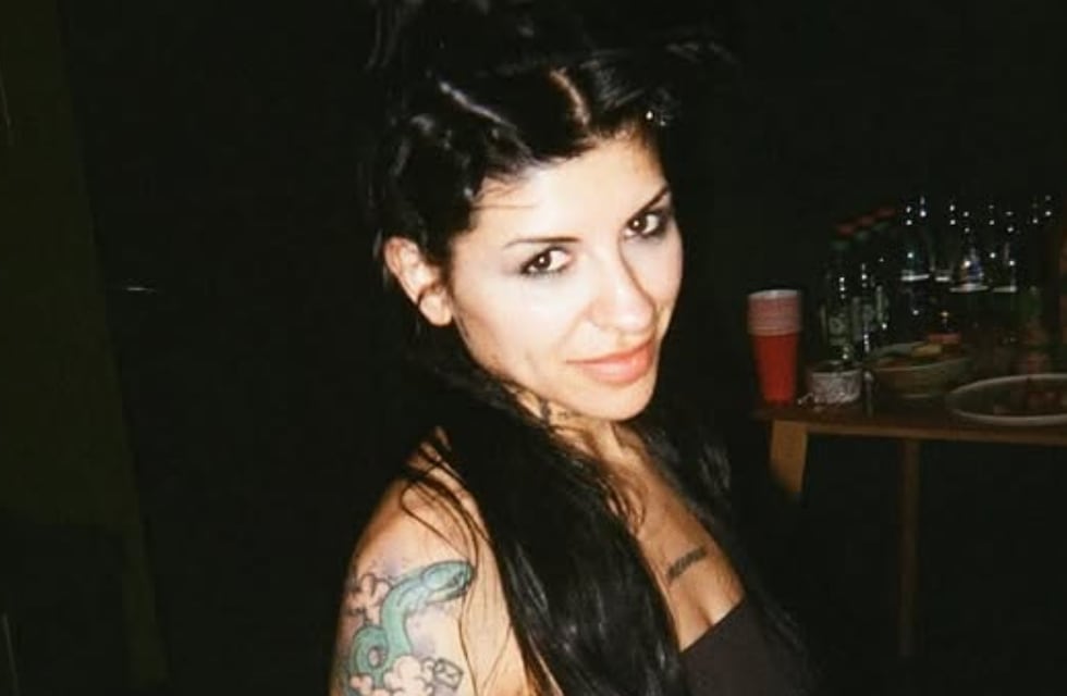 Vestida de diablita, Cazzu festejó su cumpleaños a lo grande: el detalle de la torta que no pasó desapercibido