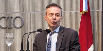 DISERTANTE. Daniel Artana, en el auditorio de la Bolsa de Comercio de Córdoba. (Bolsa de Comercio)