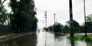 Lluvias en Córdoba. Calles anegadas en algunos barrios de la Capital. Calle Impira, cerca de la planta de Renault. (La Voz)