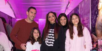 Alma y Aitana viajaron desde Rosario con su madre Gabriela Plano y estuvieron en el backstage de la cancha auxiliar de Unión.