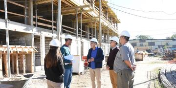 Luis Castellano recorrió la obra de los 48 departamentos en el barrio San José