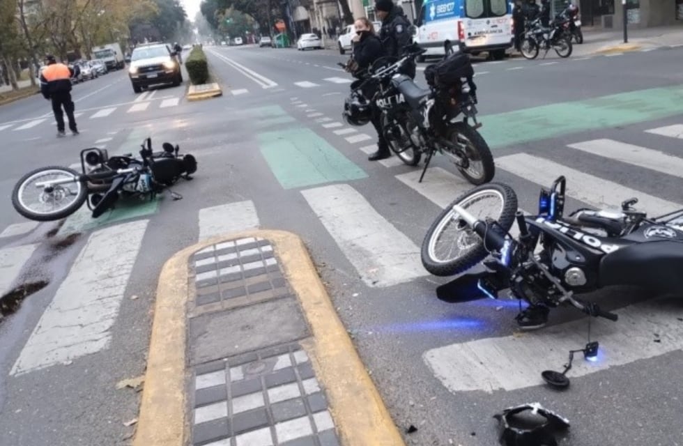 Insólito: dos policías motorizados chocaron violentamente en pleno centro de Rosario